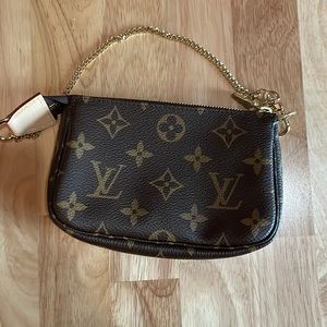 Louis Vuitton mini pochette